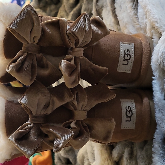 UGG Shoes - NWOT*NEVER WORN* VELVET Bailey bow Uggs size 6